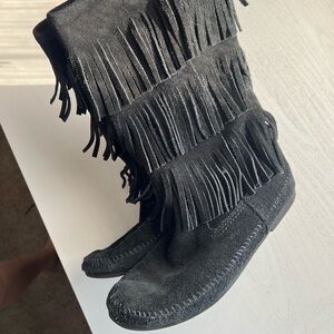 (SOLD) Minnetonka Moccasin Black Fringe Suede Boots size 6